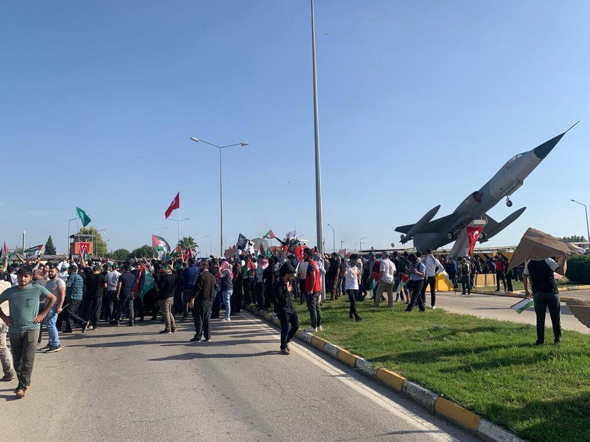 تجمع مردم ترکیه در مقابل پایگاه نظامی آمریکا در اینجرلیک