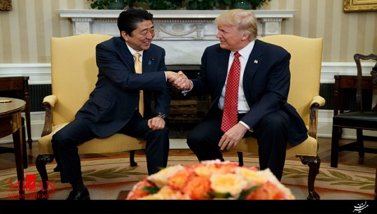 واکنش نخست وزیر ژاپن از دست دادن طولانی ترامپ + فیلم