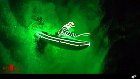 قایق‌سواری هیجان‌انگیز با لامپ‌های ال‌ای‌دی روی آبشار در شب + فیلم