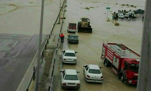 نجات 21 نفر ازمسافران اتوبوس گرفتار در سیلاب دشتستان/ معرفی راننده به مراجع قضایی