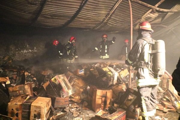 مصدوم شدن 7 کارگر کارخانه رنگرزی در آتش سوزی