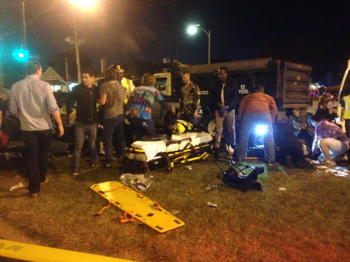 ورود کامیون به میان انبوه جمعیت در آمریکا/28 نفر زخمی شدند+تصاویر