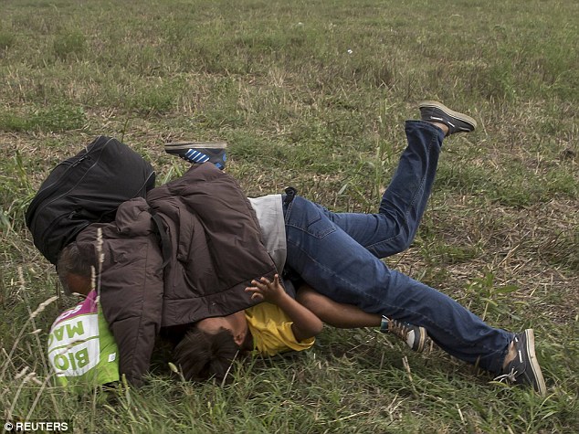 تصویربردار زنی به پناهجویان لگد می‌زد + عکس