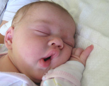 چرا نوزادان شب‌ها بی‌خواب می‌شوند؟