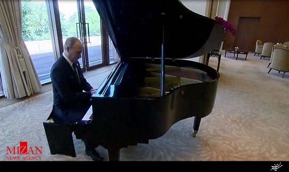 پیانو نواختن پوتین در همایشی در پکن 