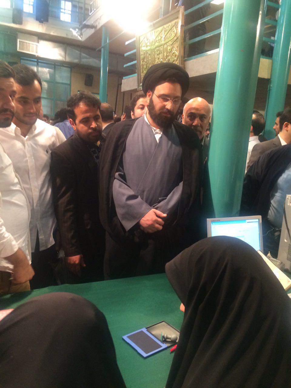 سید علی خمینی رأی خود را به صندوق انداخت/ حضور پرشور مردم در حسینیه جماران