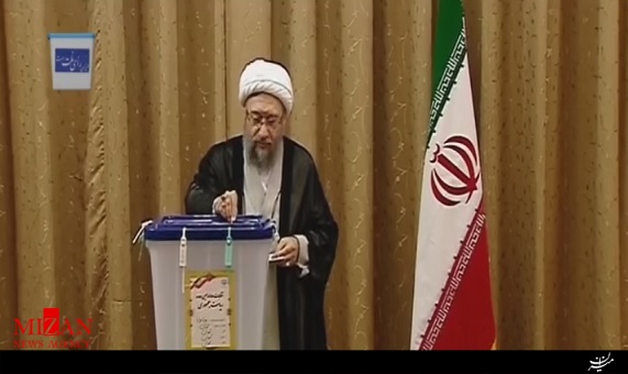 حضور آیت الله آملی لاریجانی در حوزه رای‌گیری انتخابات