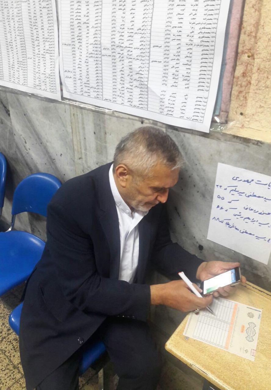 حضور حاج منصور ارضی در محله نازی‌آباد تهران برای شرکت در انتخابات+عکس