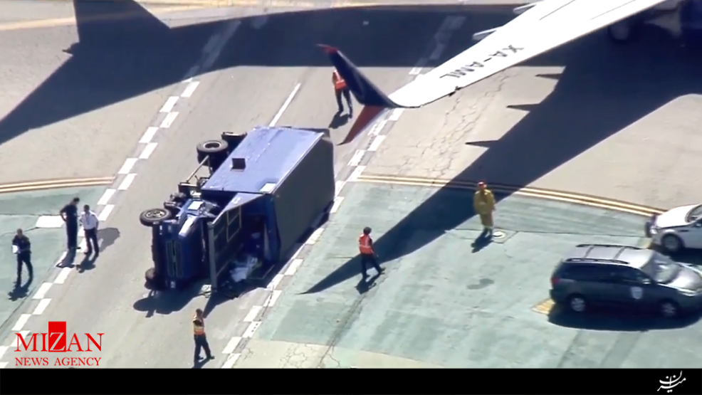 برخورد هواپیمای مسافربری با یک کامیون در فرودگاه لس‌ آنجلس