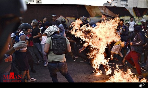 به آتش‌کشیدن مرد مظنون به دزدی در میان تظاهرکنندگان ونزوئلایی