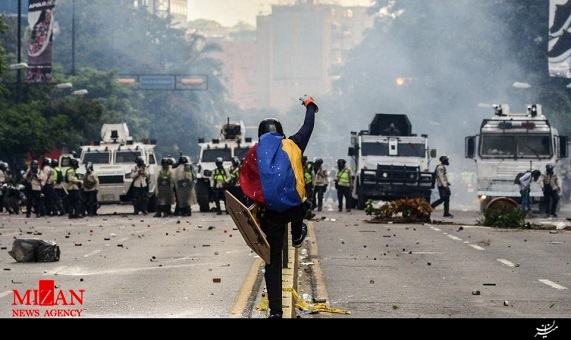 به آتش‌کشیدن مرد مظنون به دزدی در میان تظاهرکنندگان ونزوئلایی + فیلم (16+)