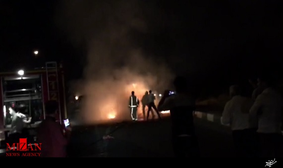 آتش‌سوزی شدید ۲ خودرو در تصادف زیر پل صنایع‌هوایی=