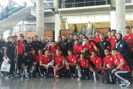 بازگشت کاروان تیم فوتبال جوانان ایران با استقبال اسدی