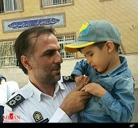 اقدام جالب  ماموران منطقه 10 راهور تهران/ هدیه های پلیس به کودکان نابینا