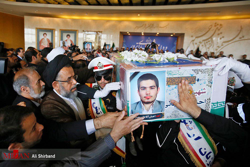 وزیر اطلاعات زیر تابوت شهید حادثه تروریستی تهران+عکس