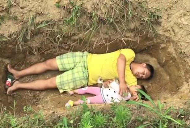 پدری که کودک زنده‌اش را با دستان خود در قبر خواباند +عکس