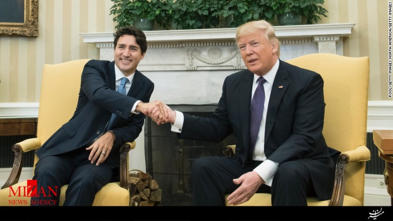 نحوه دست دادن ترامپ با مقامات کشورها/رئیس جمهور آمریکا چه هدفی را با این نحوه دست دادن دنبال می‌کند؟+تصاویر