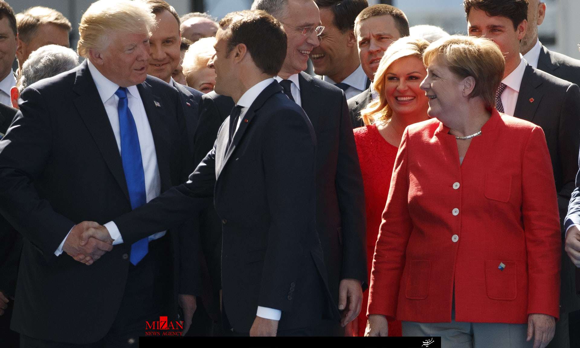نحوه دست دادن ترامپ با مقامات کشورها/رئیس جمهور آمریکا چه هدفی را با این نحوه دست دادن دنبال می‌کند؟+تصاویر