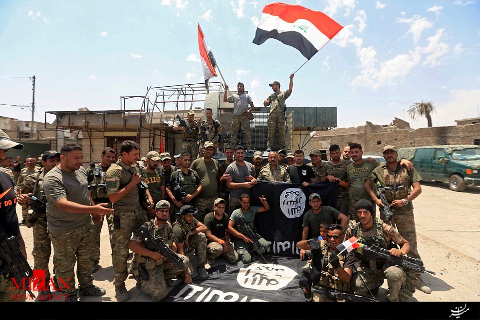 اصلی‎ترین پایگاه داعش در عراق سقوط کرد/نیروهای عراقی شکست داعش در موصل را جشن گرفتند