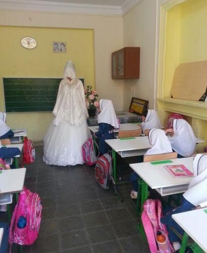 عکس/ معلم همدانی با لباس عروس به مدرسه رفت