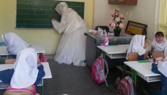 عکس/ معلم همدانی با لباس عروس به مدرسه رفت