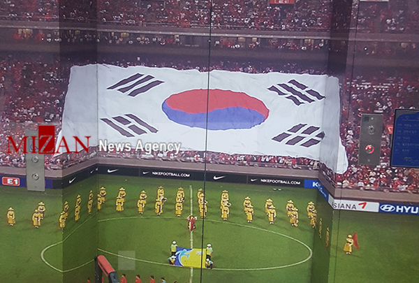 اهتزار پرچم 1500 متر مربعی در ورزشگاه / کره‌ای ها تبریک گفتند