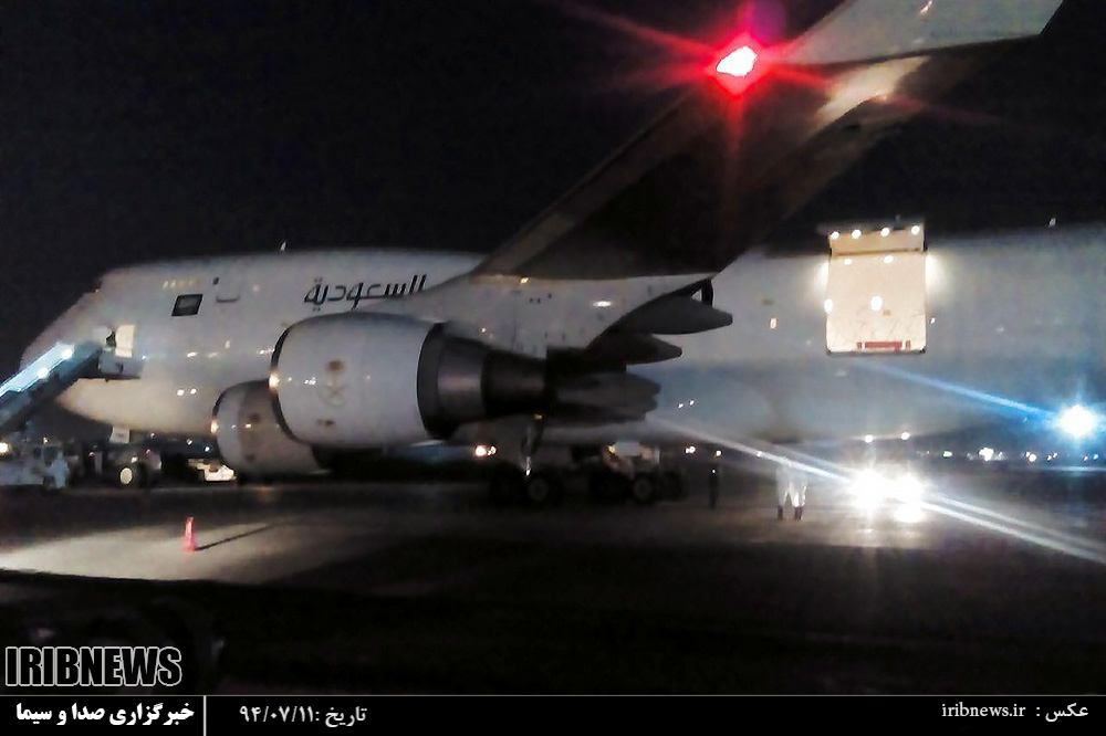 اولین تصاویر انتقال حجاج به داخل هواپیمای سعودی برای انتقال به تهران + عکس