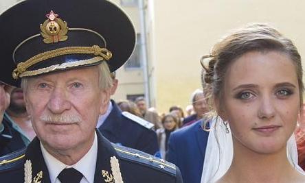 ازدواج عجیب یک بازیگر روس! +عکس