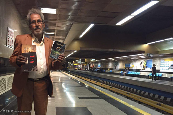 نویسنده‌ای که کتاب‌هایش را در مترو می‌فروشد