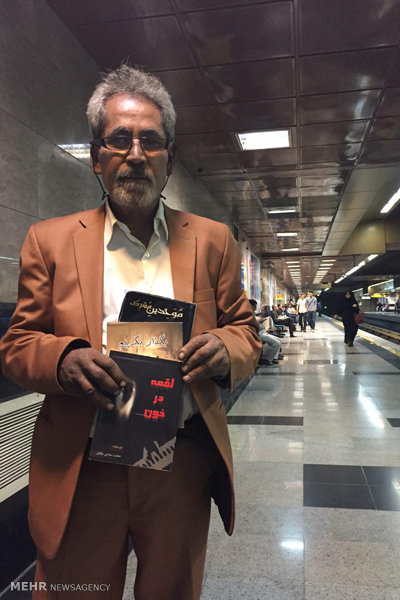 نویسنده‌ای که کتاب‌هایش را در مترو می‌فروشد