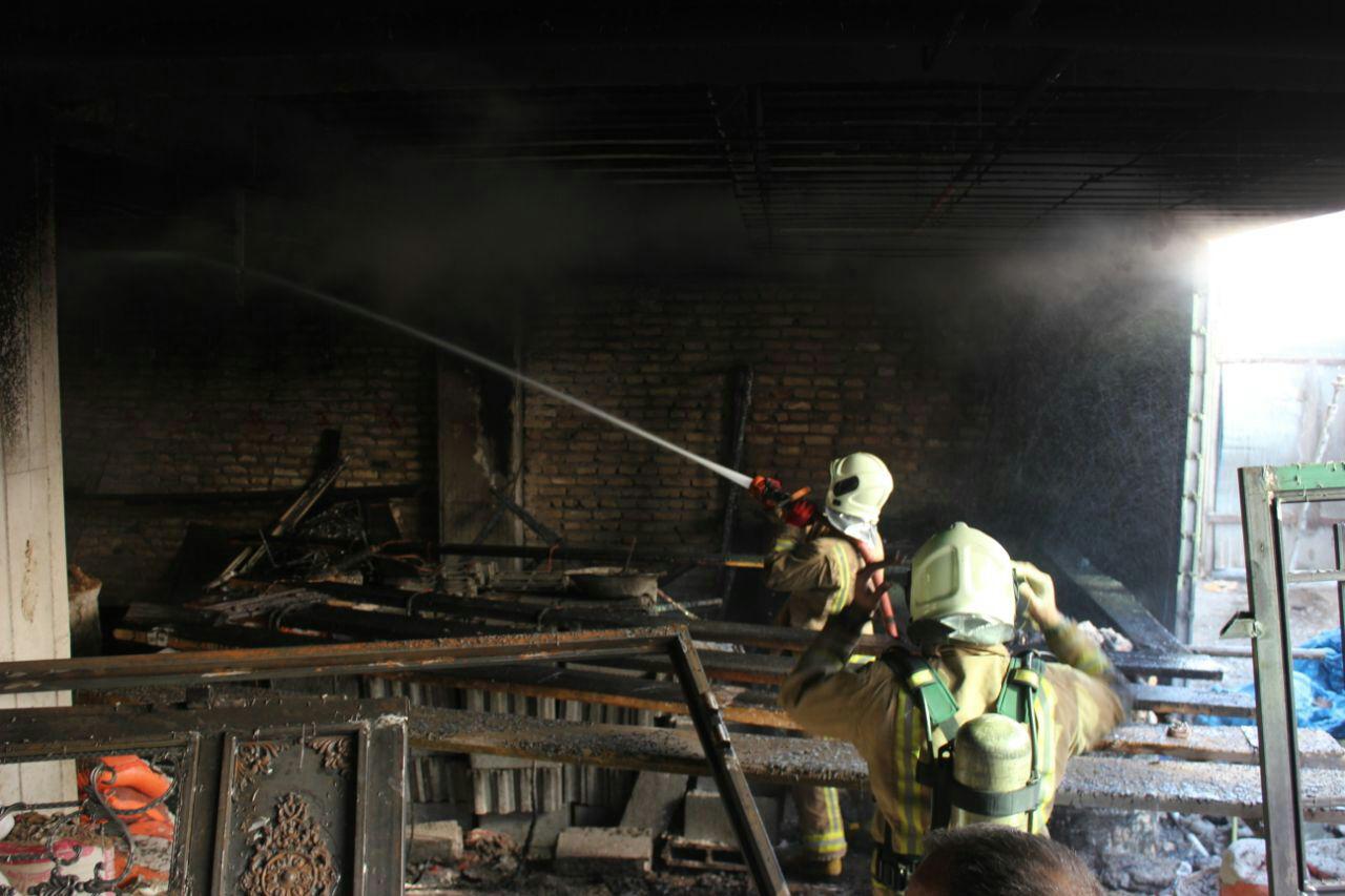 آتش سوزی گسترده در ساختمان نیمه کاره/ کارگر از ترس آتش به چاهک آسانسور سقوط کرد