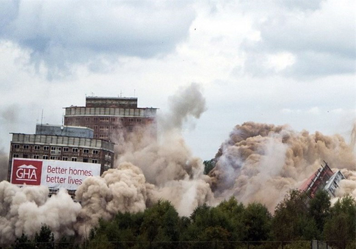 تخریب بلندترین ساختمان‌های مسکونی اروپا در 7 ثانیه! + تصاویر