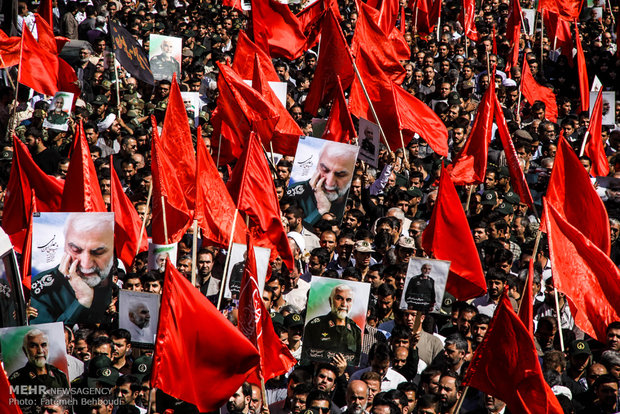 راز پرچم های سرخ در مراسم تشییع پیکر شهید حسین همدانی (+عکس)