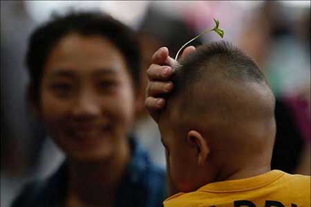 کاشت گیاه روی سر انسان در پکن! +عکس
