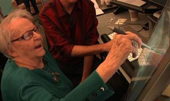 بازدید از گوگل، آرزوی پیرزن 97 ساله + تصاویر