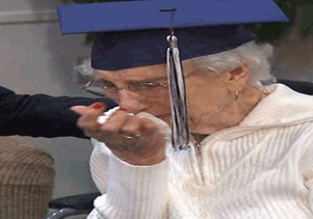 تنها زنی که در 97 سالگی دیپلم گرفت+ عکس