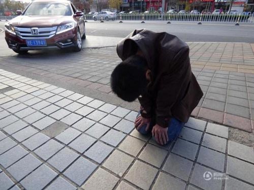 حرکت عجیب پسر جوان برای اینکه نامزدش او را ببخشد+ عکس