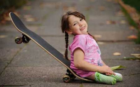 زندگی شاد دختر بچه ای که پا ندارد +عکس