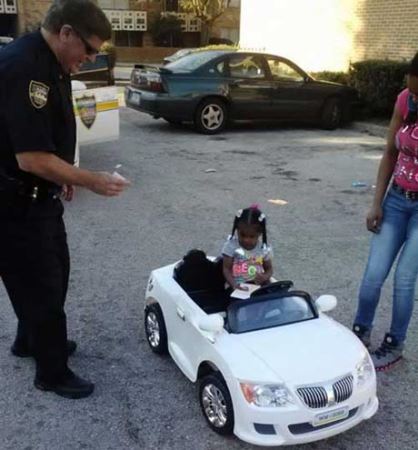 دختر 3 ساله ای که توسط پلیس جریمه شد +عکس
