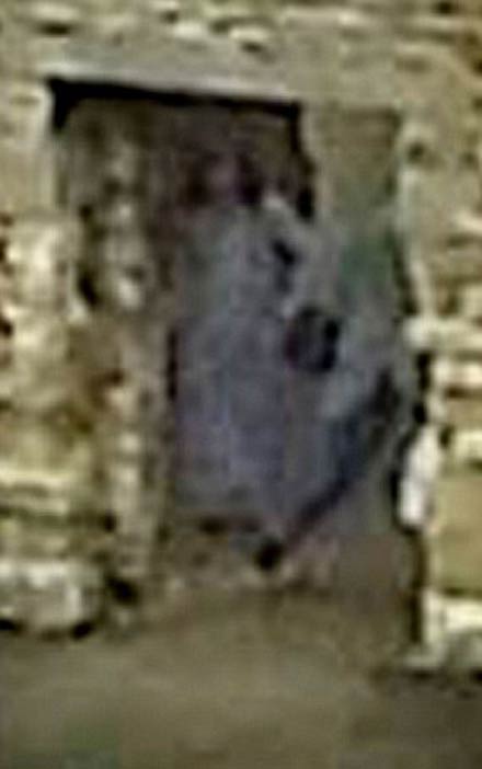 عکس شبحی که یک توریست به طور ناگهانی گرفته است