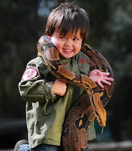 کودکی 3 ساله و شجاع مسئول تمساح های باغ وحش +عکس
