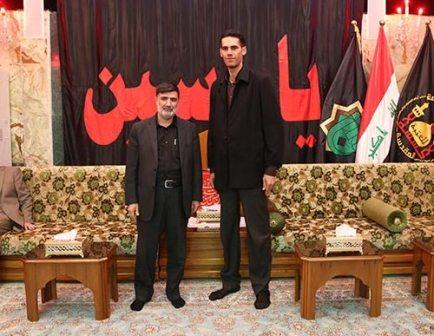 قد بلند ترین جوان جهان به زیارت امام حسین (ع) رفت +عکس