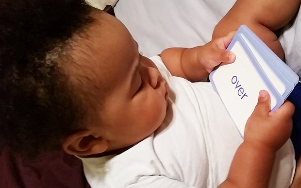 کودک 19 ماهه ای که می تواند بخواند +عکس