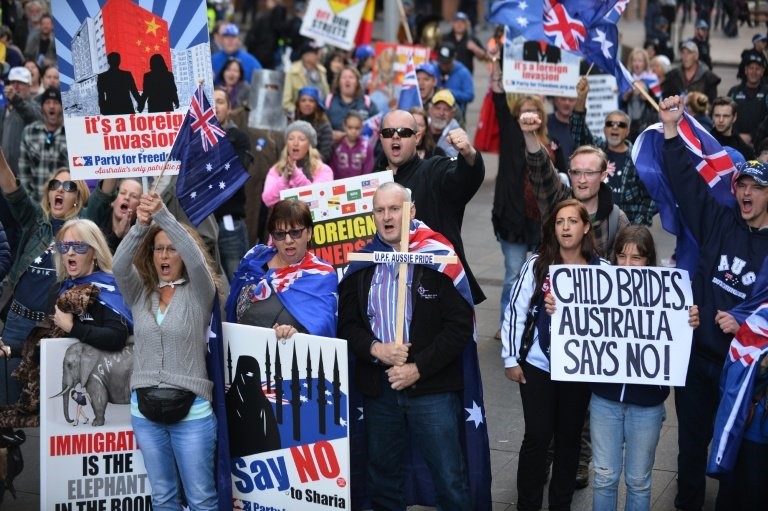 پلیس استرالیا با اسپری فلفل به مقابله با مخالفان نژادپرستی پرداخت +عکس