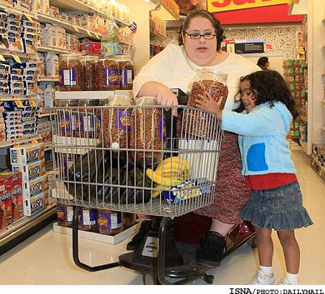 نگهداری چاق ترین مادر جهان توسط دختر 4 ساله اش +عکس