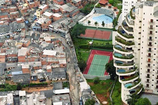 عکسی از عجیب‌ ترین مرز بین فقرا و ثروتمندان یک شهر