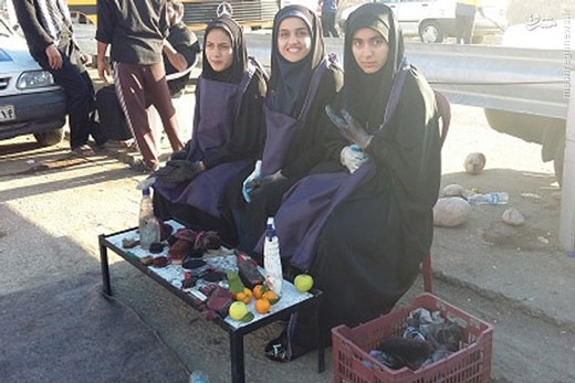 واکس زدن کفش های زوار اربعین توسط سه دختر + عکس