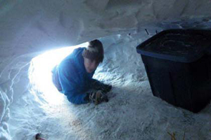 زندگی عجیب پسر جوان در غار یخی +تصاویر