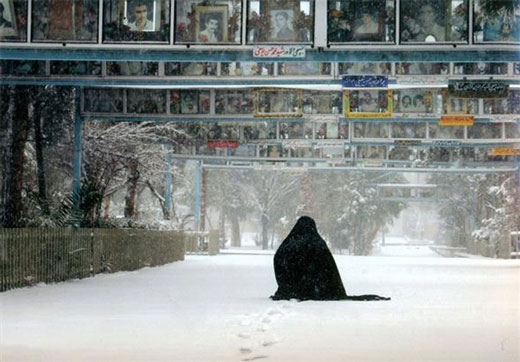 عکسی ماندگار از مادر شهید در یک روز برفی