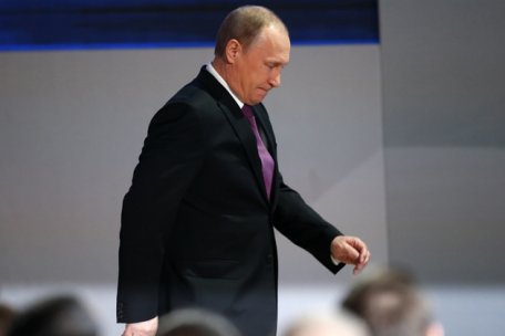 گزارش ان‌بی‌سی نیوز: چرا پوتین غیرعادی راه می رود؟ +تصاویر